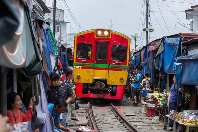تردد قطار در بازار ریلی مائک لانگ در بانکوک تایلند