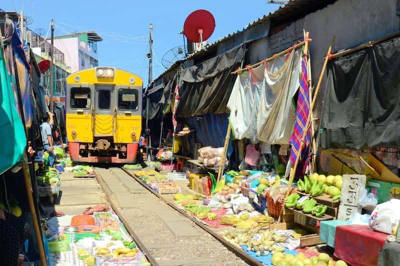 قطار زرد رنگی که از بازار ریل مای لانگ می گذرد