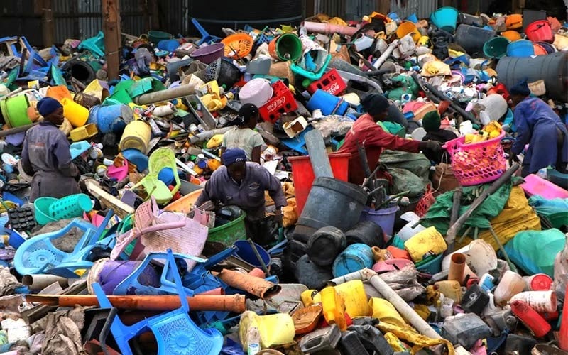 کارگران در حال جمع‌آوری زباله‌های پلاستیکی