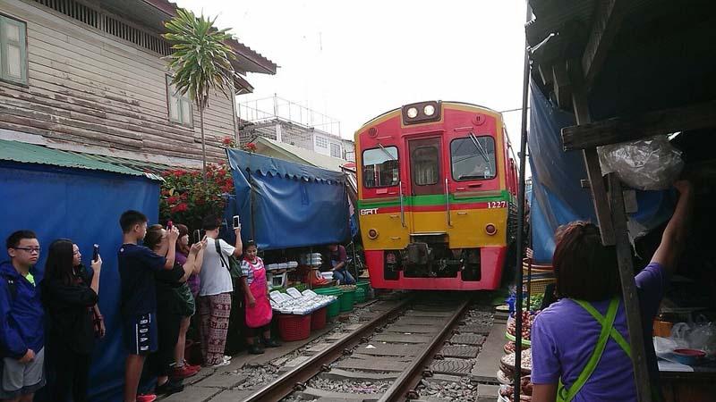 عکاسی از گردشگران از قطار بازار تایلند