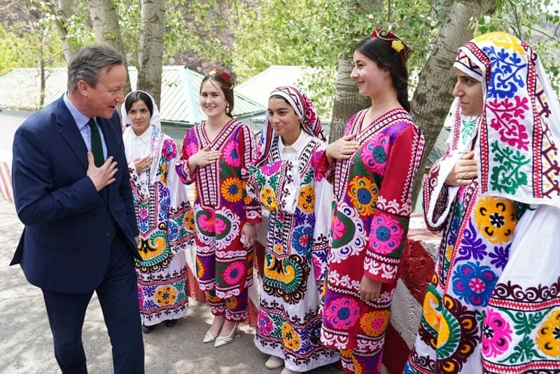 استقبال زنان تاجیک با لباس های سنتی از دیوید کامرون وزیر امور خارجه بریتانا؛ منبع عکس: AP؛ نام عکاس: Stefan Rousseau