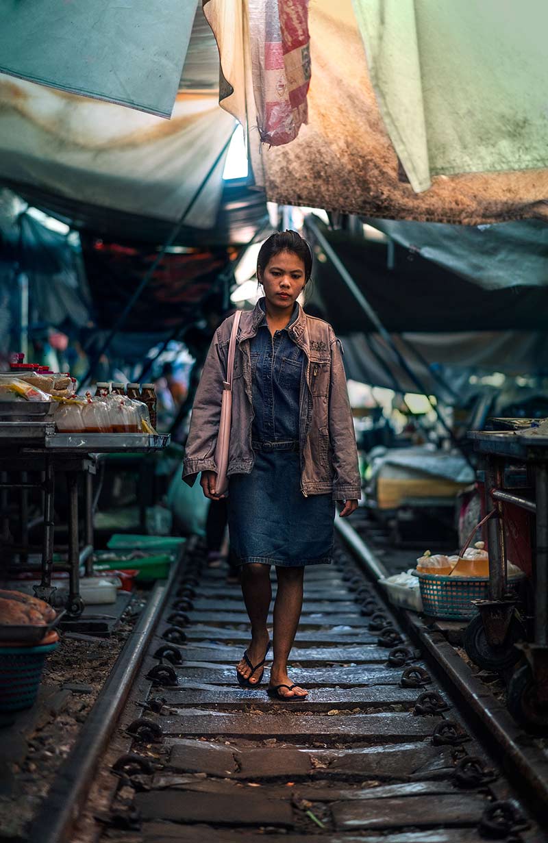 عبور زن تایلندی از میان ریل قطار