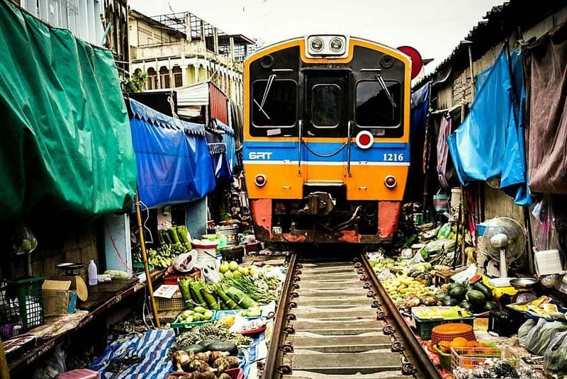 قطار زرد رنگی که از خط راه آهن Meek Long Bazar می گذرد