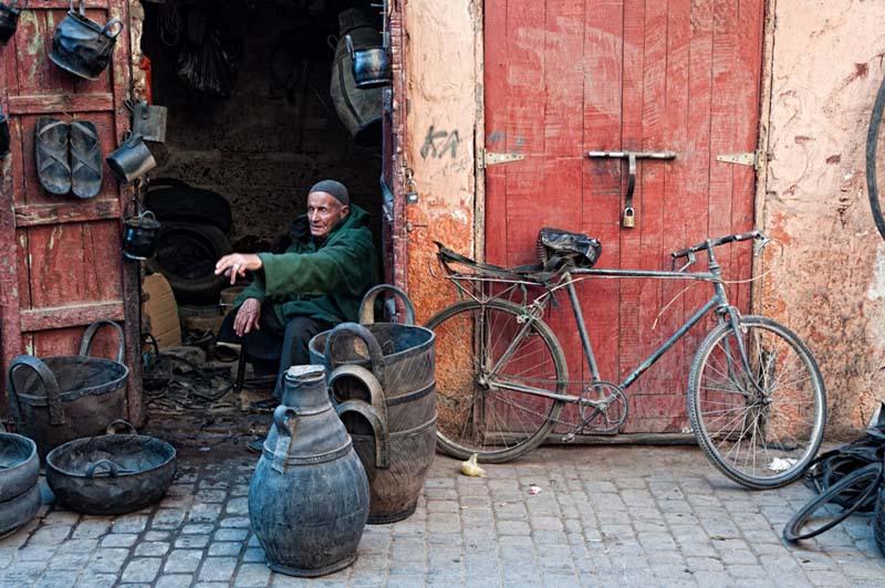 مردی جلوی یک مغازه قدیمی در مراکش