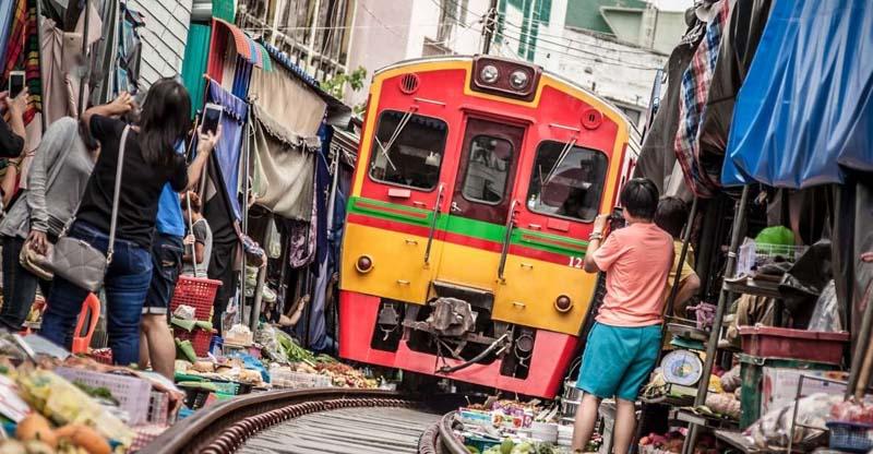 قطاری که از بازار مائک لانگ تایلند می گذرد