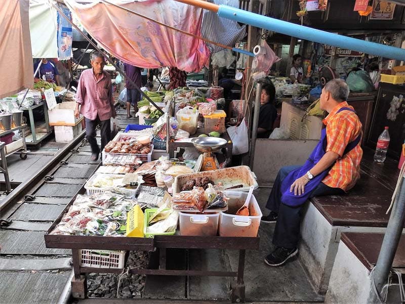 مرد فروشنده در بازار ریلی تایلند 