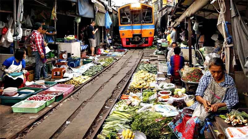 فروشندگان کنار ریل راه‌آهن در تایلند 