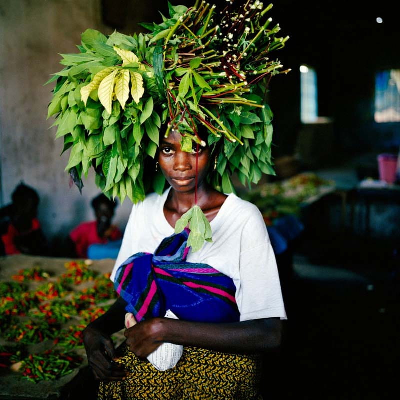 فروشنده‌ برگ‌های کاساوا (cassava) در بازار مرکزی لیبریا؛  منبع عکس: theguardian؛ نام عکاس: Tim A Hetherington