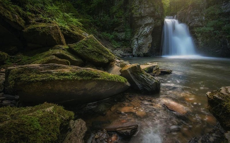 آبشاری کوتاه در رومانی، منبع عکس: اینستاگرام alexrobciuc@، عکاس: Alex Robciuc
