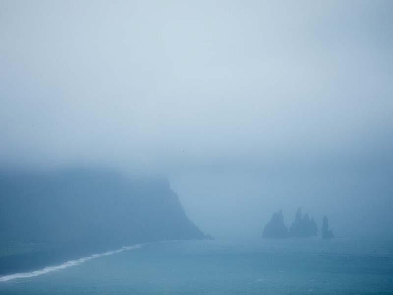 مه و سرما در منطقه‌ای ساحلی در ایسلند