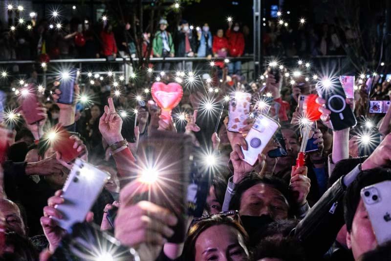 حامیان حزب حاکم «قدرت خلق» در سئول کره جنوبی مشعل های تلفن خود را در جریان یک گردهمایی تبلیغاتی بالا می برند