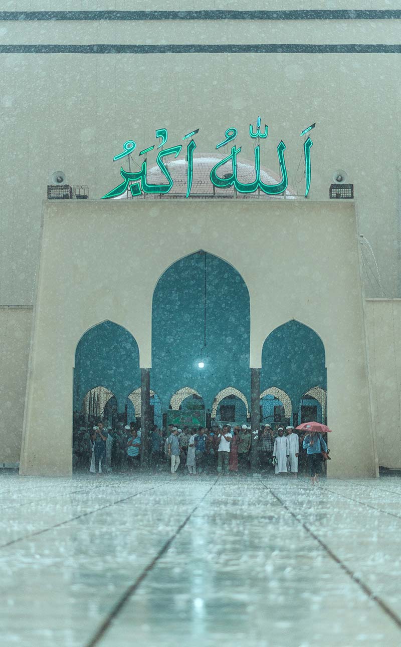 پناه گرفتن مردم در مسجد از بارش باران 