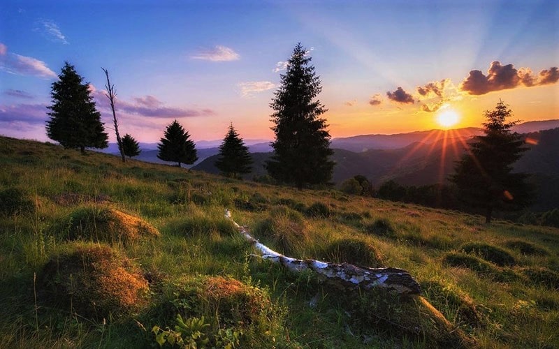 غروب خورشید در کوهستانی در رومانی، منبع عکس: اینستاگرام alexrobciuc@، عکاس: Alex Robciuc