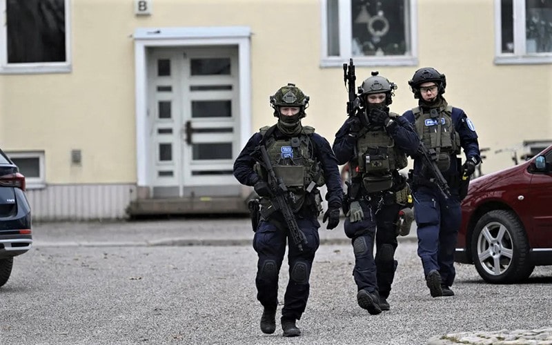 نیروهای پلیس در  محل مدرسه‌ای در فنلاند