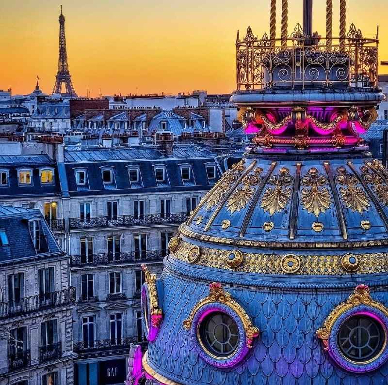 نمای دور از برج ایفل به همراه ساختمان‌های جذاب پاریس ؛ منبع عکس: صفحه اینستاگرام toureiffelofficielle؛ عکاس: un_barbu_a_paname