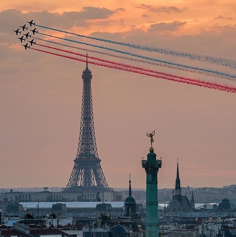 پرواز هواپیما بر فراز آسمان پاریس؛ منبع عکس: صفحه اینستاگرام toureiffelofficielle؛ عکاس: ag_photographe