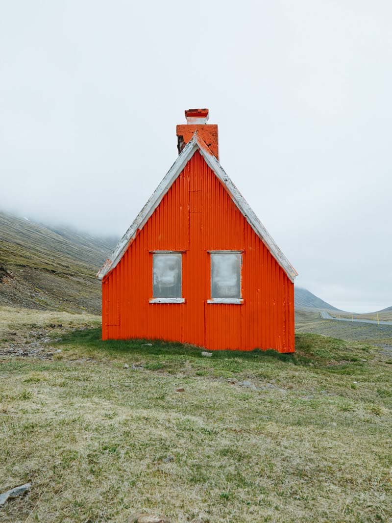 کلبه ای قرمز رنگ در دشت‌های  ایسلند