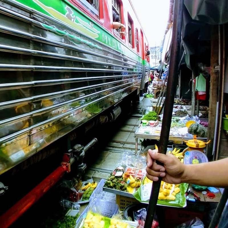 فاصله نزدیک غرفه‌های بازار تا قطار تایلند