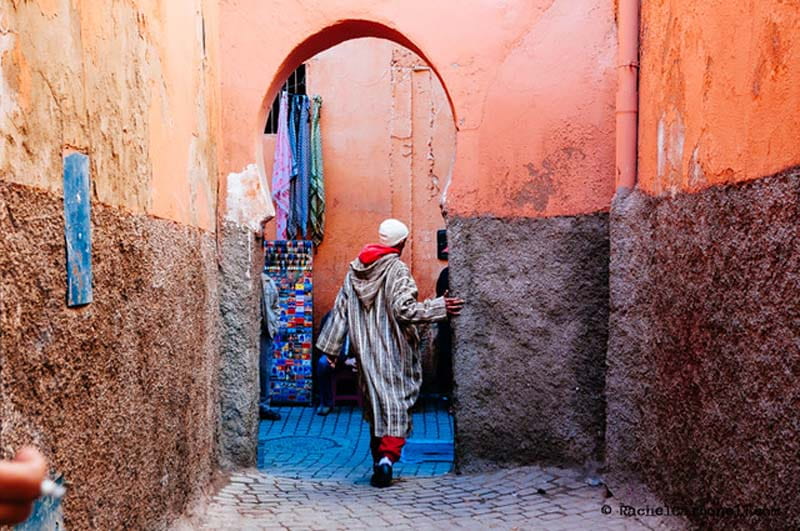 گذر مردی از دالان‌ قدیمی در مدینه مراکش