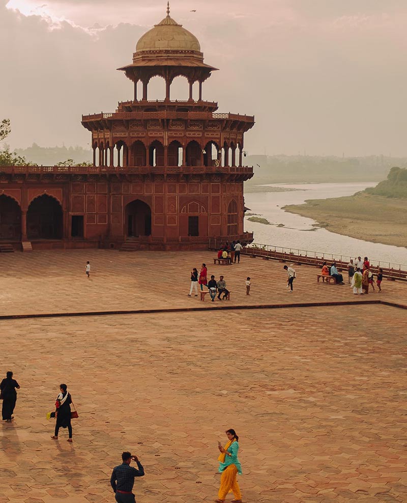 مردم در کنار یک بنای تاریخی در هند