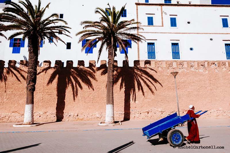 مرد و گاری مقابل بنایی با معماری قدیمی در مراکش
