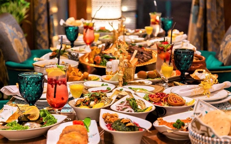 میز غذا در رستوران قصر یاسمین دوحه، منبع عکس: yasminepalace.com، عکاس: نامشخص