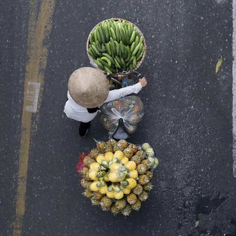 فروشنده سیار آناناس در خیابان هانوی