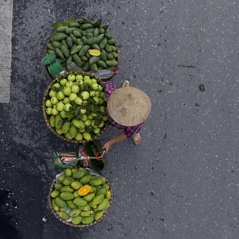 فروش انبه در بازار خیابانی ویتنام