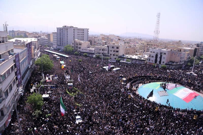 مراسم تشییع ابراهیم رئیسی و همراهان در میدان انقلاب تهران