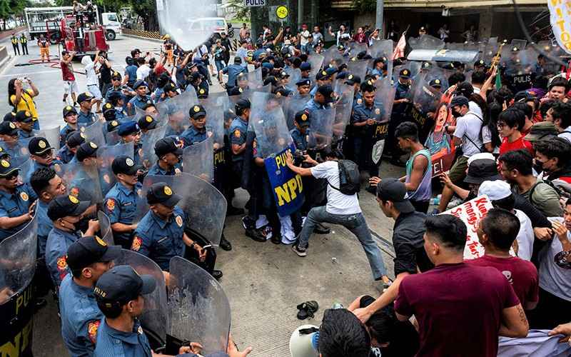 برخورد کارگران فیلیپین با پلیس در روز کارگر