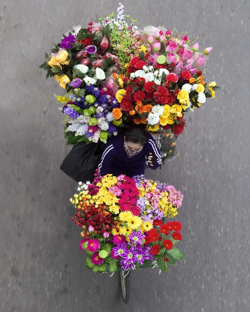 زن فروشنده گل های رنگارنگ در هانوی ویتنام