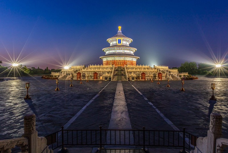 معبد بهشت در شب؛ منبع عکس: وب سایت Beijing-postcards.com. عکاس: نامشخص