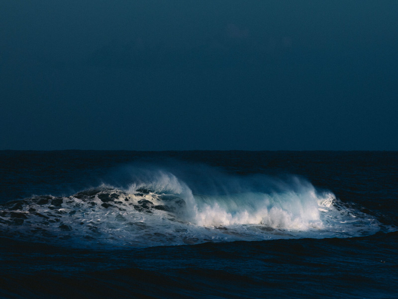 موج خروشان دریا در جزیره ساردینیا
