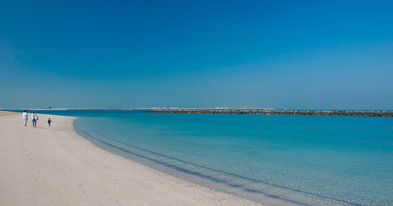 گردش خانوادگی در ساحل مرکاتو دبی؛ منبع عکس: The Dubai Beach Guide، عکاس: نامشخص