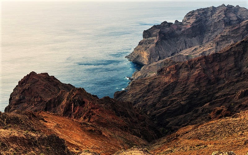 ساحل صخره ای در جزایر قناری، منبع عکس: behance.net، عکاس: Lukas Furlan