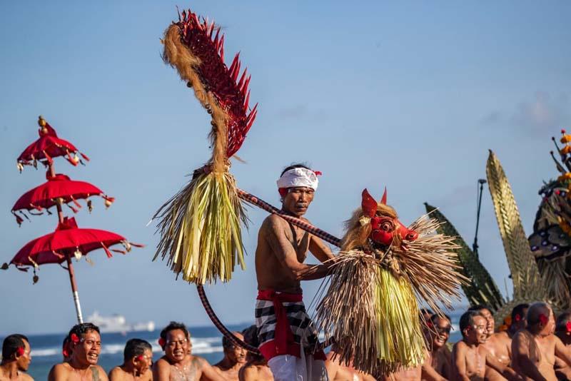 رقصندگان در مراسم تصفیه آب در حاشیه مجمع جهانی آب در بالی اندونزی