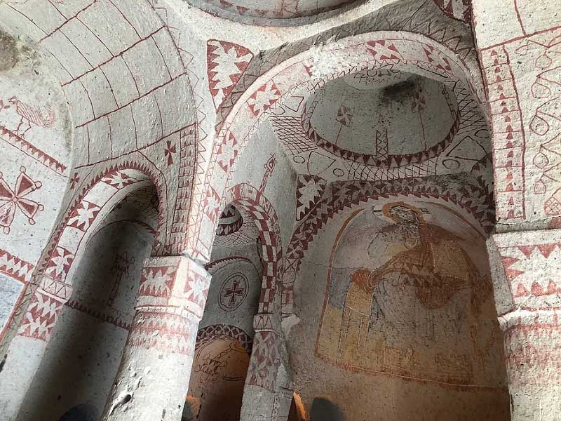 نقاشی های قرمز رنگ در کلیسای سنت باربارا کاپادوکیا؛ منبع عکس: وب سایت cappadociahistory، عکاس: نامشخص
