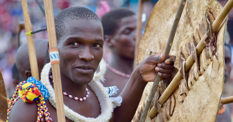 مردم اسواتینی با سلاح های بومی؛  منبع عکس: کاناگا تورهای آفریقا، عکاس: ناشناس