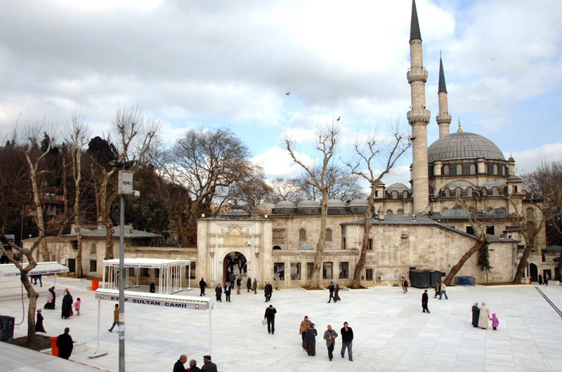 گردشگران در حیاط مسجد ایوب سلطان استانبول؛ منبع عکس: Iamistanbul.com، عکاس: نامشخص