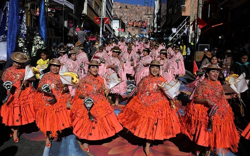 رقص زنان در جشنواره ای در بولیوی