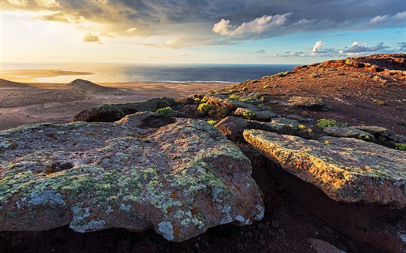 تخته سنگ های بزرگ در ساحل جزایر قناری، منبع عکس: behance.net، عکاس: Lukas Furlan