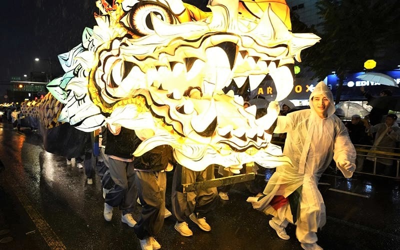 اژدهای بزرگ در جشنواره فانوس نیلوفر آبی سئول؛ منبع عکس: apnews.com، عکاس: Ahn Young-joon