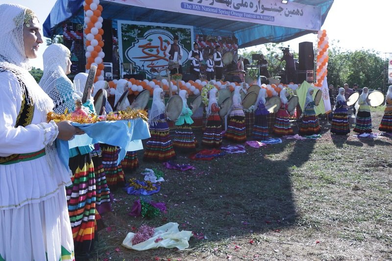سرود خانی و نوازندگی بانوان در جشنواره ملی بهار نارنج سال ۱۴۰۳ لنگرود؛ منبع عکس: وب سایت Chtn.ir. عکاس: نامشخص