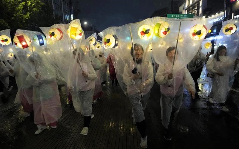 راهپیمایی مردم در جشنواره فانوس نیلوفر آبی سئول؛ منبع عکس: apnews.com، عکاس: Ahn Young-joon