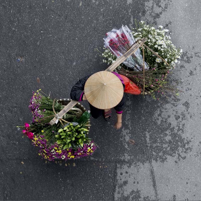گل فروش دوره گرد بازار خیابانی هانوی در ویتنام