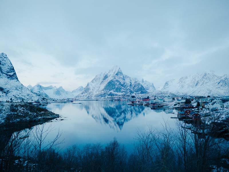 دریاچه و کوه  های پوشیده از برف در شمال نروژ