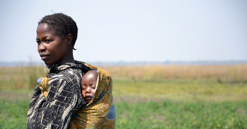 زن و کودک زامبیایی؛  منبع عکس: مردم نیازمند، عکاس: ناشناس