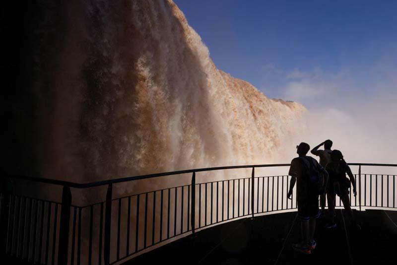 گردشگران در حال تماشای آبشار ایگوازو (Iguazú Falls) برزیل