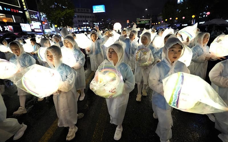رژه کودکان در جشنواره فانوس نیلوفر آبی سئول؛ منبع عکس: apnews.com، عکاس: Ahn Young-joon