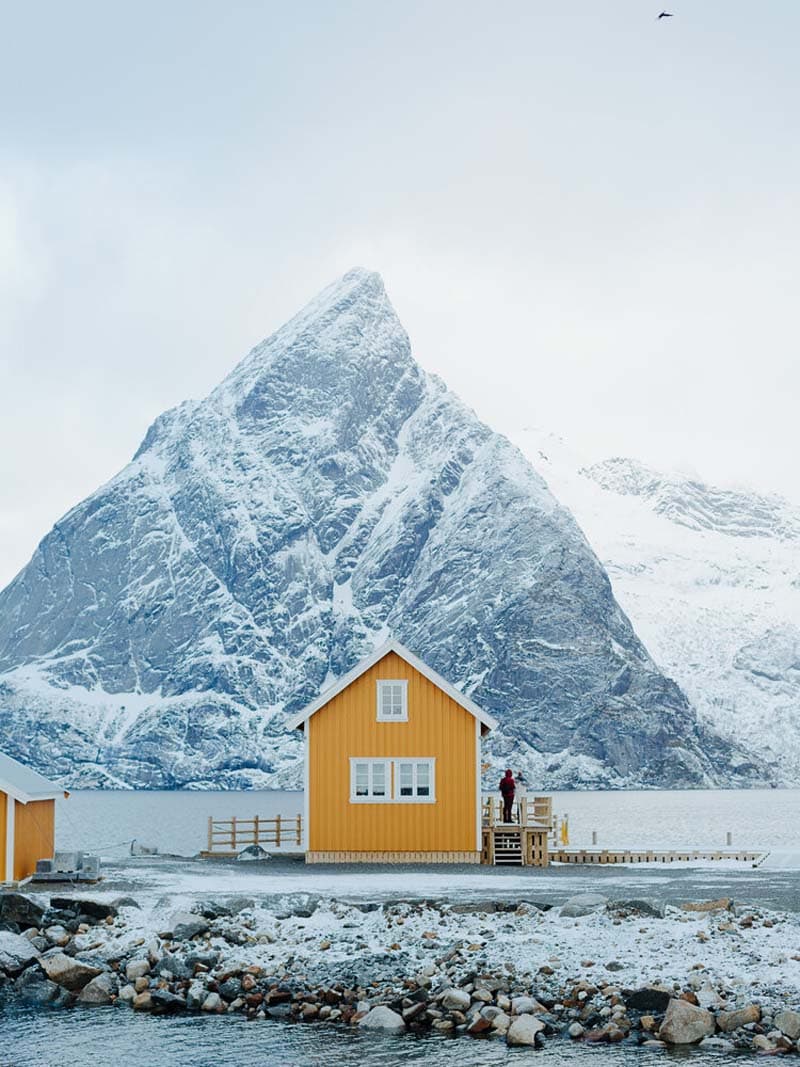 ساختمانی زرد رنگ در طبیعت برفی نروژ